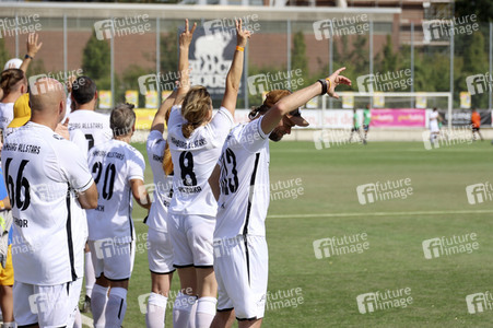 Benefiz-Fußballspiel 'Kicken mit Herz' 2022 in Hamburg