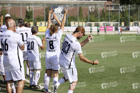 Benefiz-Fußballspiel 'Kicken mit Herz' 2022 in Hamburg