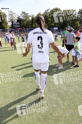 Benefiz-Fußballspiel 'Kicken mit Herz' 2022 in Hamburg