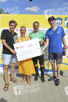 Benefiz-Fußballspiel 'Kicken mit Herz' 2022 in Hamburg