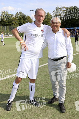 Benefiz-Fußballspiel 'Kicken mit Herz' 2022 in Hamburg