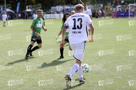 Benefiz-Fußballspiel 'Kicken mit Herz' 2022 in Hamburg