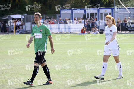 Benefiz-Fußballspiel 'Kicken mit Herz' 2022 in Hamburg