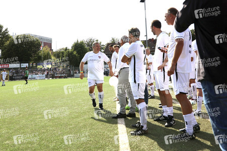 Benefiz-Fußballspiel 'Kicken mit Herz' 2022 in Hamburg