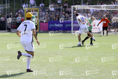 Benefiz-Fußballspiel 'Kicken mit Herz' 2022 in Hamburg
