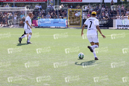 Benefiz-Fußballspiel 'Kicken mit Herz' 2022 in Hamburg