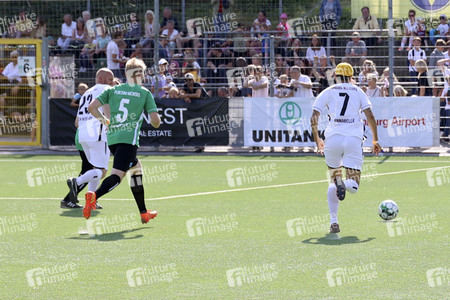 Benefiz-Fußballspiel 'Kicken mit Herz' 2022 in Hamburg