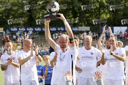 Benefiz-Fußballspiel 'Kicken mit Herz' 2022 in Hamburg