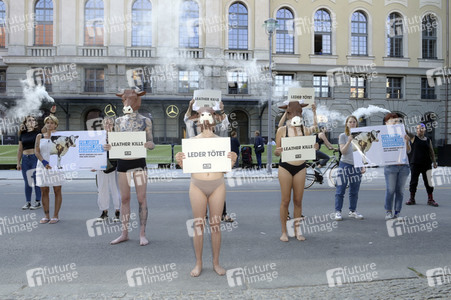 PETA-Protestaktion zum Auftakt der Berlin Fashion Week in Berlin