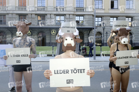 PETA-Protestaktion zum Auftakt der Berlin Fashion Week in Berlin