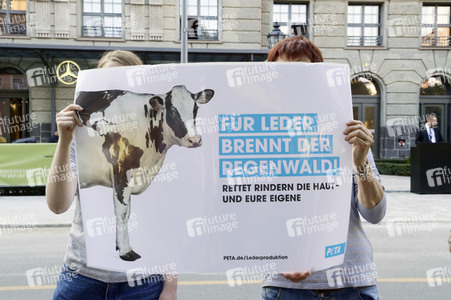 PETA-Protestaktion zum Auftakt der Berlin Fashion Week in Berlin