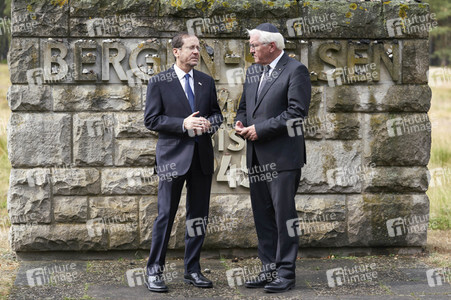 Isaac Herzog und Frank-Walter Steinmeier besuchen die Gedenkstätte Bergen-Belsen