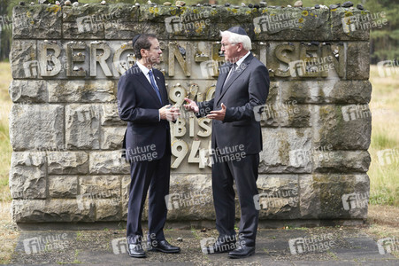 Isaac Herzog und Frank-Walter Steinmeier besuchen die Gedenkstätte Bergen-Belsen