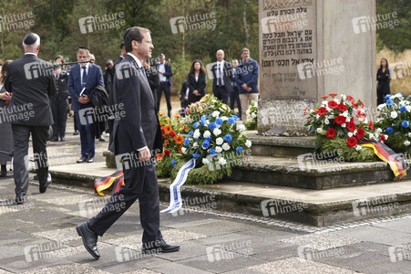 Isaac Herzog und Frank-Walter Steinmeier besuchen die Gedenkstätte Bergen-Belsen