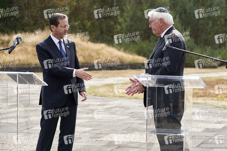 Isaac Herzog und Frank-Walter Steinmeier besuchen die Gedenkstätte Bergen-Belsen