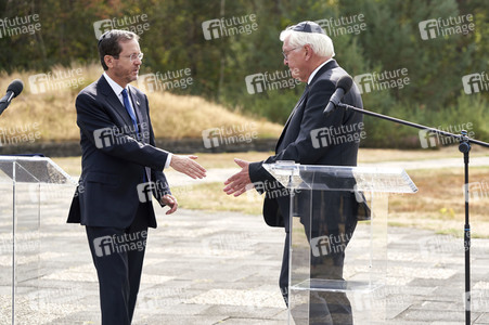 Isaac Herzog und Frank-Walter Steinmeier besuchen die Gedenkstätte Bergen-Belsen