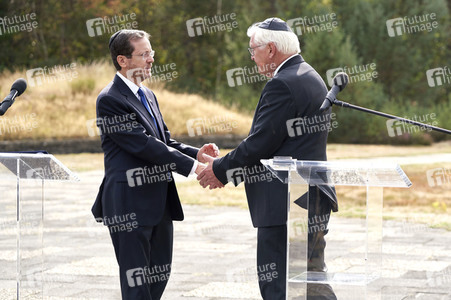 Isaac Herzog und Frank-Walter Steinmeier besuchen die Gedenkstätte Bergen-Belsen