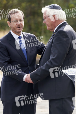 Isaac Herzog und Frank-Walter Steinmeier besuchen die Gedenkstätte Bergen-Belsen
