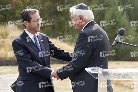 Isaac Herzog und Frank-Walter Steinmeier besuchen die Gedenkstätte Bergen-Belsen