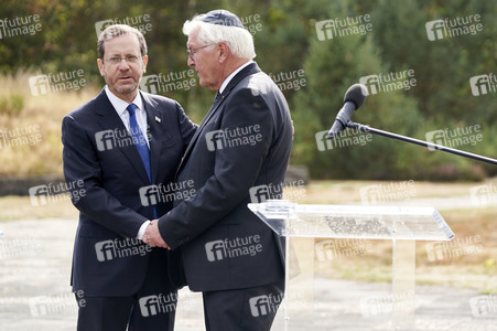 Isaac Herzog und Frank-Walter Steinmeier besuchen die Gedenkstätte Bergen-Belsen