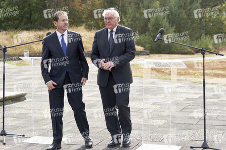 Isaac Herzog und Frank-Walter Steinmeier besuchen die Gedenkstätte Bergen-Belsen