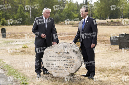 Isaac Herzog und Frank-Walter Steinmeier besuchen die Gedenkstätte Bergen-Belsen