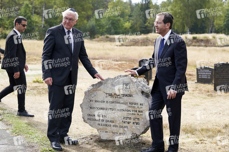 Isaac Herzog und Frank-Walter Steinmeier besuchen die Gedenkstätte Bergen-Belsen