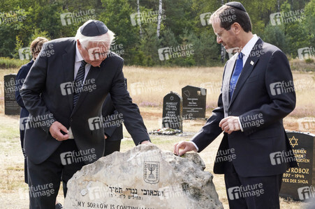 Isaac Herzog und Frank-Walter Steinmeier besuchen die Gedenkstätte Bergen-Belsen