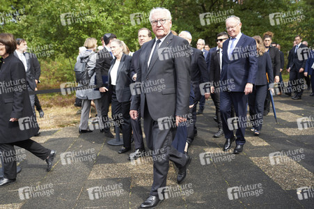 Isaac Herzog und Frank-Walter Steinmeier besuchen die Gedenkstätte Bergen-Belsen
