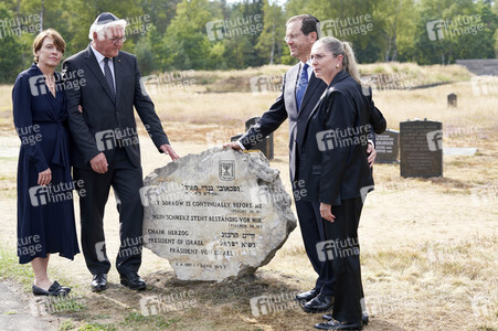 Isaac Herzog und Frank-Walter Steinmeier besuchen die Gedenkstätte Bergen-Belsen