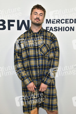 Rebekka Ruetz Fashion Show auf der Berlin Fashion Week S/S 2023