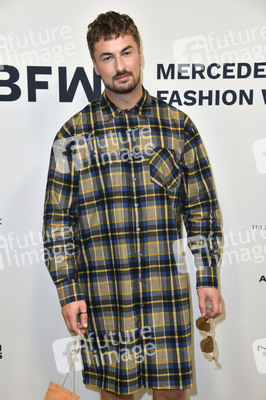 Rebekka Ruetz Fashion Show auf der Berlin Fashion Week S/S 2023