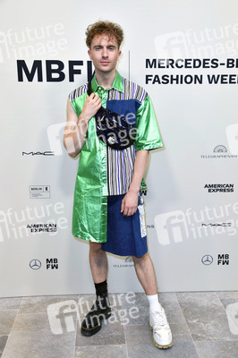 Rebekka Ruetz Fashion Show auf der Berlin Fashion Week S/S 2023