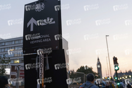 Menschenmassen warten darauf einen Blick auf den Sarg der Queen werfen zu können in London