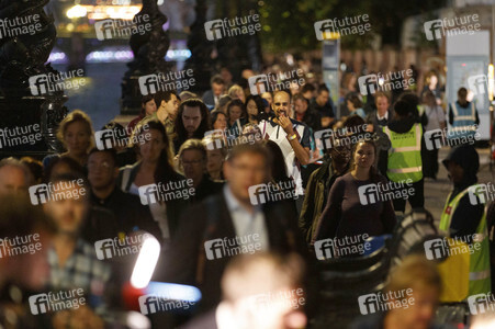 Menschenmassen warten darauf einen Blick auf den Sarg der Queen werfen zu können in London