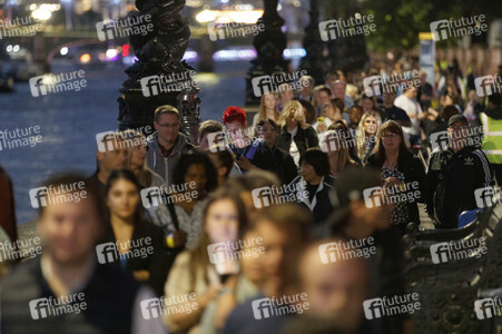 Menschenmassen warten darauf einen Blick auf den Sarg der Queen werfen zu können in London