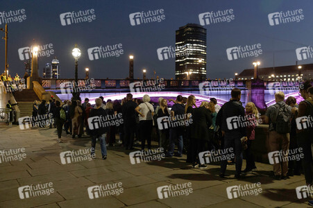 Menschenmassen warten darauf einen Blick auf den Sarg der Queen werfen zu können in London
