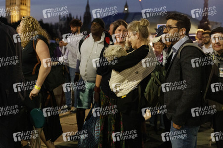 Menschenmassen warten darauf einen Blick auf den Sarg der Queen werfen zu können in London