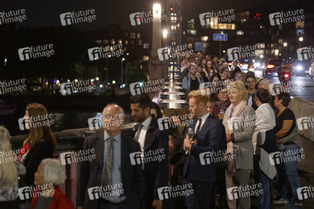 Menschenmassen warten darauf einen Blick auf den Sarg der Queen werfen zu können in London