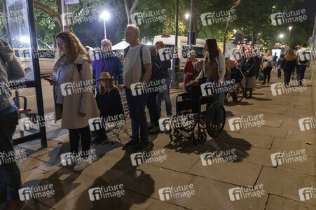 Menschenmassen warten darauf einen Blick auf den Sarg der Queen werfen zu können in London