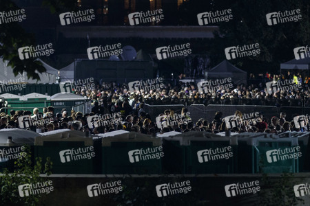 Menschenmassen warten darauf einen Blick auf den Sarg der Queen werfen zu können in London