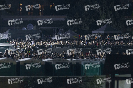 Menschenmassen warten darauf einen Blick auf den Sarg der Queen werfen zu können in London