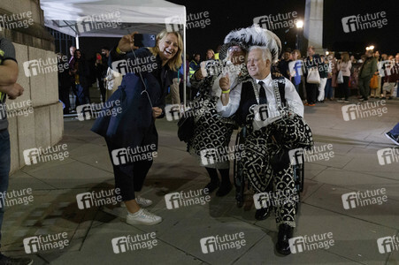 Menschenmassen warten darauf einen Blick auf den Sarg der Queen werfen zu können in London
