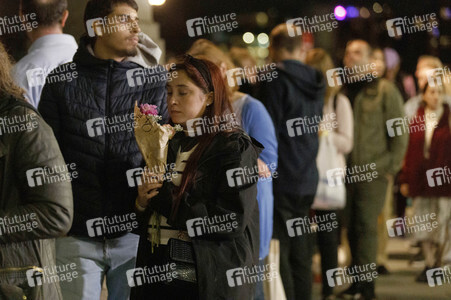 Menschenmassen warten darauf einen Blick auf den Sarg der Queen werfen zu können in London