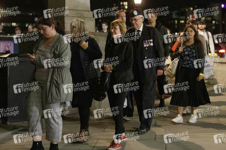 Menschenmassen warten darauf einen Blick auf den Sarg der Queen werfen zu können in London