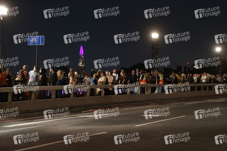Menschenmassen warten darauf einen Blick auf den Sarg der Queen werfen zu können in London