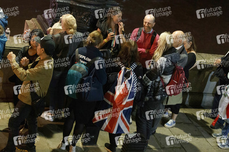 Menschenmassen warten darauf einen Blick auf den Sarg der Queen werfen zu können in London