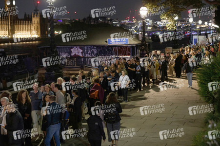 Menschenmassen warten darauf einen Blick auf den Sarg der Queen werfen zu können in London