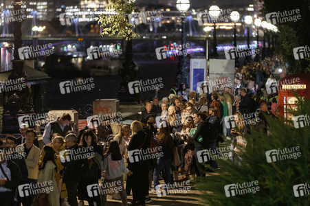 Menschenmassen warten darauf einen Blick auf den Sarg der Queen werfen zu können in London