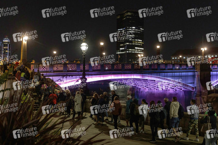 Menschenmassen warten darauf einen Blick auf den Sarg der Queen werfen zu können in London